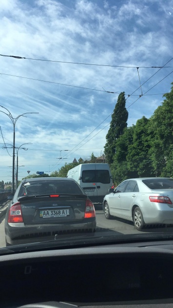 В Киеве на Дорогожичах перекрыли участок дороги. Образовалась километровая пробка