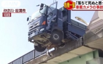 В Японии асфальт помог грузовику не улететь с моста после ДТП (видео)