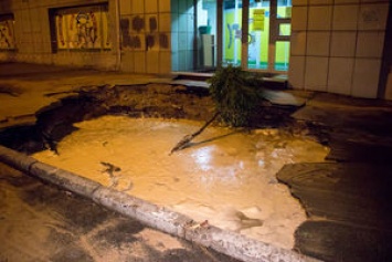 В Киеве на КПИ в результате прорыва трубы образовалась пятиметровая яма
