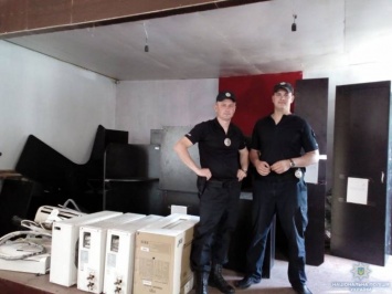 В Новой Каховке чиновница спрятала мебель, украденную в госучреждении, у себя во дворе