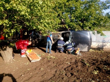 На Николаевщине перевернулся BMW, водителя из помятого автомобиля доставали спасатели