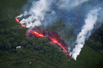 Гавайи под угрозой полного исчезновения из-за проснувшихся вулканов: людей срочно эвакуируют (видео)
