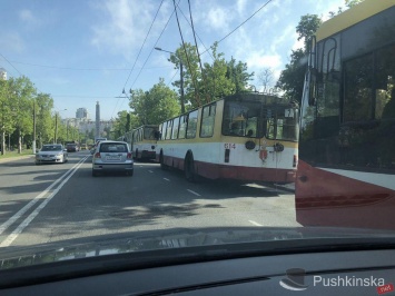 Остановившиеся троллейбусы создали большую пробку на проспекте Шевченко