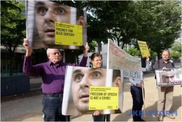 В Берлине перед посольством РФ прошел пикет в поддержку Сенцова