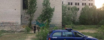 В Северодонецке подростки с крыши недостроя бросают в прохожих камни