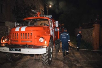 Пожар в Киеве: на Осокорках сгорел дотла гараж на пять машин
