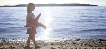 В Мариуполе потерявшуюся 6-летнюю девочку нашли на берегу моря, - ФОТО
