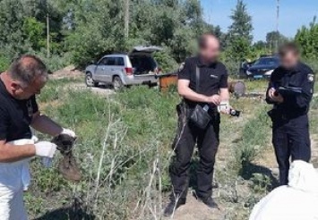 Под Днепром обнаружили мешки с вещами бойцов, погибших под Иловайском