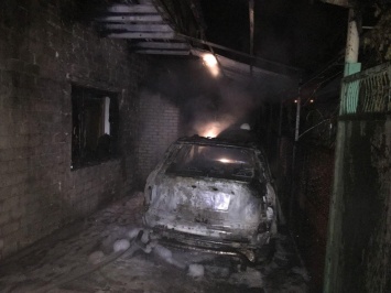 В Запорожье во дворе частного дома сгорел "паркетник"