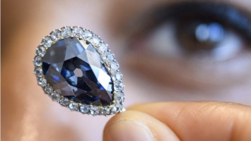 На аукционе Sotheby's продали за 6,7 миллионов долларов голубой бриллиант