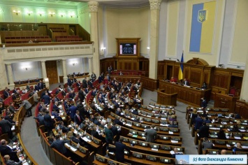 Парламент намерен усилить соцзащиту украинцев, которые работают за границей