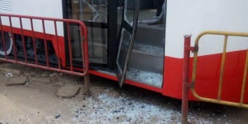 В Одессе трамвай, выезжая из депо, протаранил дверью заграждения, - ФОТО