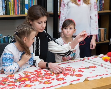 Визит первой леди в Одесскую область: новый раздел в «Книге мира» и вышивание рушника. Фото