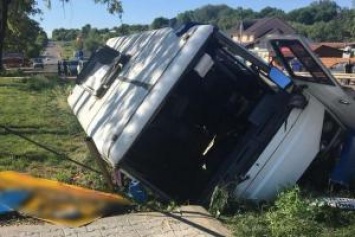 В Черновицкой области перевернулся пассажирский автобус, есть пострадавшие