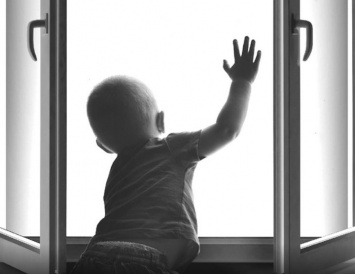 В Днепре из-за халатности родителей ребенок чуть не выпал из окна (Видео)