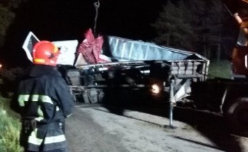 В Хмельницкой области перевернувшийся грузовик заблокировал дорогу