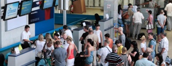 В одесском аэропорту пассажиры два часа на полу ожидали багаж: никто не извинился и воды не принес, - ФОТО