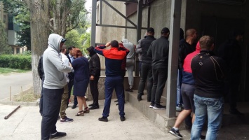 20 молодчиков атаковали одесский супермаркет и уехали на автобусе в райотдел полиции