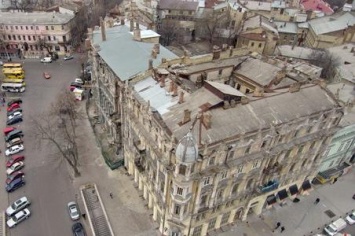 В Одессе упавший с фасада здания камень травмировал подростка