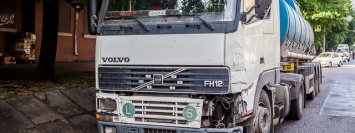 На Ивана Мазепы грузовик Volvo из-за пешеходов врезался в Fiat