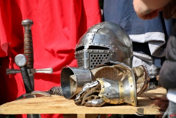 Бои на мечах, рыцари и средневековая ярмарка: в Одессе стартовала «Пороховая башня». Фото