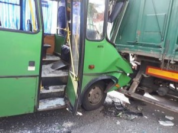 В Днепропетровской области переполненная маршрутка врезалась в грузовик: 13 пострадавших, в том числе ребенок