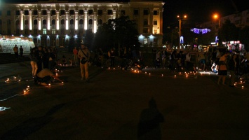 В Симферополе сотни крымчан зажгли свечи в память о жертвах депортации