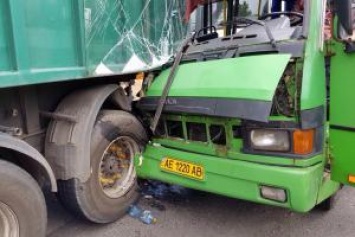 В Каменском 22 человека пострадали в аварии с автобусом и грузовиком