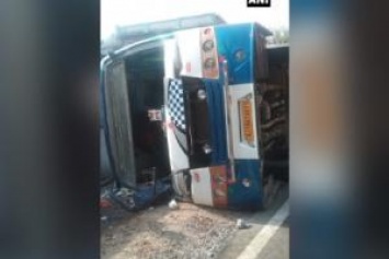 В Индии перевернулся грузовик с людьми: погибли 19 человек, есть раненые