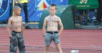 В Болгарии на футбольный матч вывели детей со свастикой. Фото