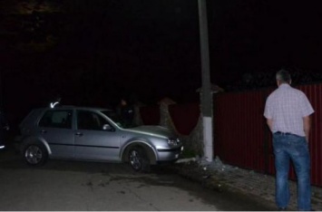 ЧП с машиной и человеком: в Киеве камера засекла «зажим» у столба. ВИДЕО