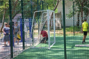 Футбольная площадка в Молодежном парке не выдержала популярности у детей