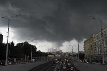 Дороги-реки, машины-корабли: Москву накрыли сильные ливни