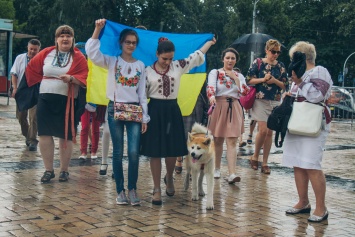 В Киеве под дождем прошел марш вышиванок
