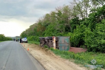 ДТП на Луганщине: пьяный водитель заснул за рулем и опрокинул грузовик