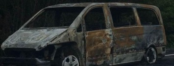 На трассе возле Славянска сгорел микроавтобус