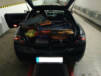 На Закарпатье женщина пыталась незаконно вывезти из Украины старинные скрипки