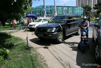 «Паркуюсь, как олень»: в Одессе две иномарки обмотали лентой. Фото