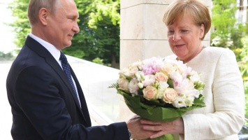 Немецкие СМИ увидели оскорбление в букете от Путина для МеркельНемецкие СМИ увидели оскорбление в букете от Путина для Меркель