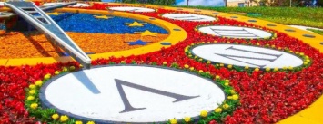 Как выглядят обновленные цветочные часы в центре Киева: появились фото