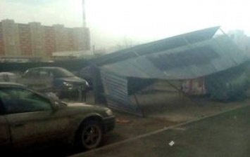 В России ураганный ветер срывал крыши домов и валил деревья, почти 40 человек травмированы