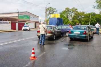 ДТП в Днепре: на перекрестке столкнулись четыре авто