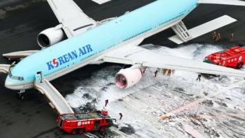 В аэропорту Токио загорелся самолет с пассажирами на борту