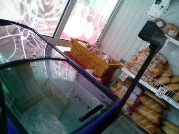 "Жара, а мясо не в холодильнике". Луганчане жалуются на качество продуктов в магазинах (фото)