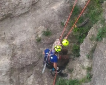 На выходных в горах Крыма в скальную расщелину упал подросток