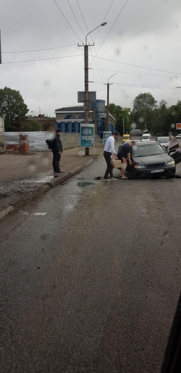 Дороги Днепра: авто провалилось в ливневой сток