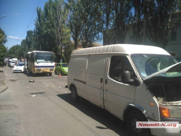 В центре Николаева рейсовый автобус врезался в "Форд": госпитализирована 10-летняя девочка