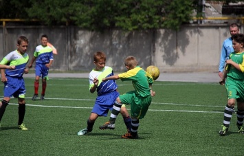Юные бердянские футболисты продолжили победные традиции в турнире «Кожаный мяч»