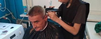По зову сердца. В Мариуполе будущий парикмахер устроил "день красоты" для пациентов госпиталя, - ФОТО