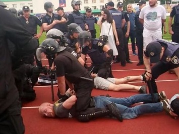 В Черкассах полиция задержала оператора телеканала, когда он снимал драку на стадионе - НСЖУ